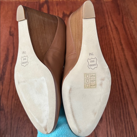 Tory Burch Raleigh Wedge Tan with Gold Logo Shoes Heels - Picture 3 of 4